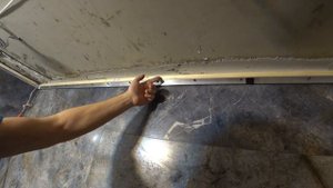 легкий способ крепления профиля под натяжной потолок на керамогранит