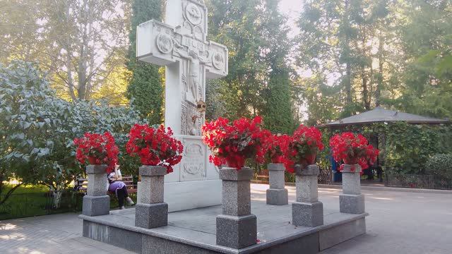 Поклонный Крест в Покровском монастыре.