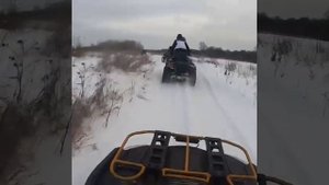 На квадроциклах по снегу.