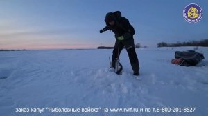 ОДИН НА ЛЬДУ! Рыбак Заполярья ловит щук хапугой от "Рыболовных войск РФ"