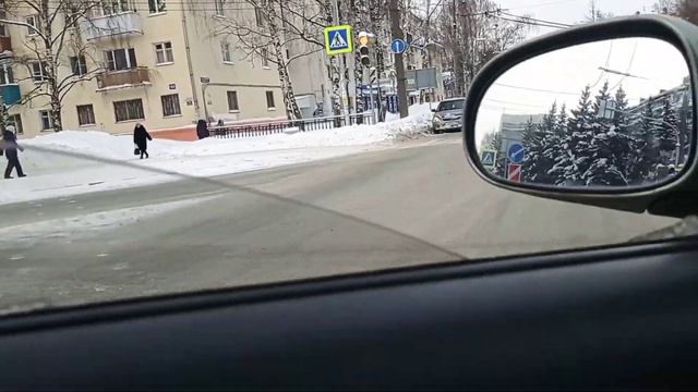 легковушка, минивэн и маршрутка не поделили дорогу в Йошкар-оле смотреть онлайн