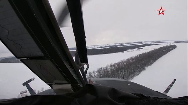 Прикрыть с воздуха: кадры сопровождения вертолетами ВКС военной техники ВС РФ на Украине
