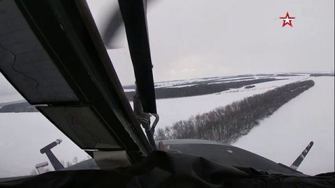 Прикрыть с воздуха: кадры сопровождения вертолетами ВКС военной техники ВС РФ на Украине