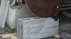 Распиловка гранитного блока. Распил гранитных блоков габбро. Продажа блоков
