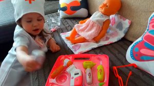 Ева как Доктор Ева и Мама играют в Детскую Больницу