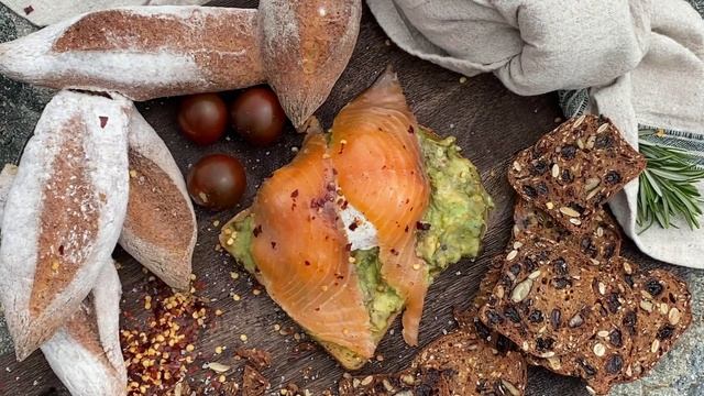 ТОСТ с авокадо, лососем и яйцом пашот #сэндвич #Foodieel смотреть онлайн