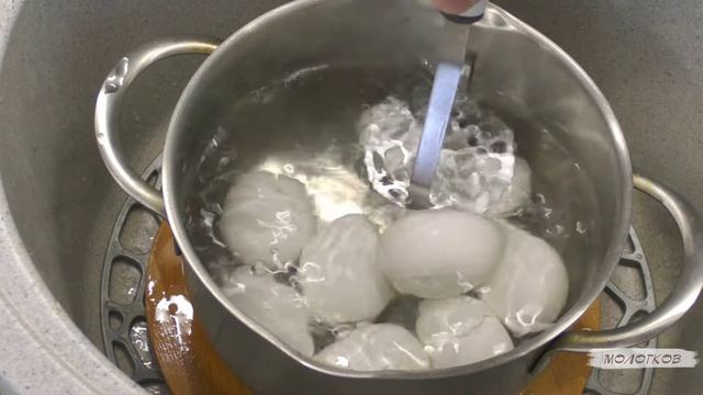 Чистить вареные яйца толкушкой от картошки можно за 7 секунд Легко и быстро смотреть онлайн