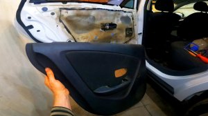 Снимаем дверную карту задних дверей с ручным стеклоподъемником Nissan Almera 2012-2018год