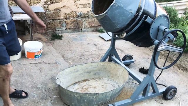 Бетономешалка в работе