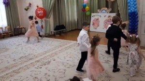 Трогательный танец с малышами на Выпускном в детском саду