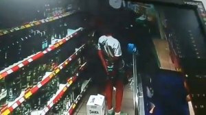 Угадай! Где бутылка? Как она это делает? Поймали на воровстве в магазине Магнит. Не делайте так!
