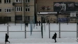 Пацан сиганул с высоты второго этажа