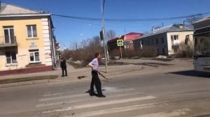 Пьяный  мужчина с Лопатой Напал на автобус в Россия ??