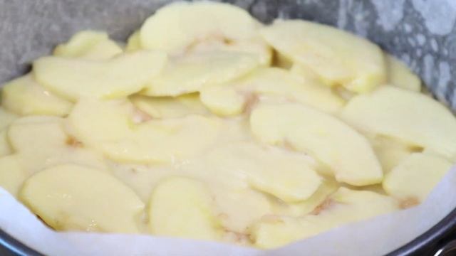 Яблочный пирог " Невидимка ". Много яблок, мало теста. Тает во рту / Apple pie "Invisible".  Eng su