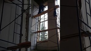 Подъём стеклопакета на высоту 6 метров.