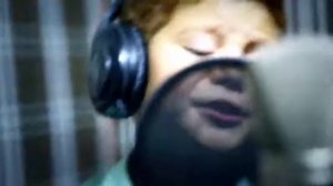 Мальчик красиво поёт