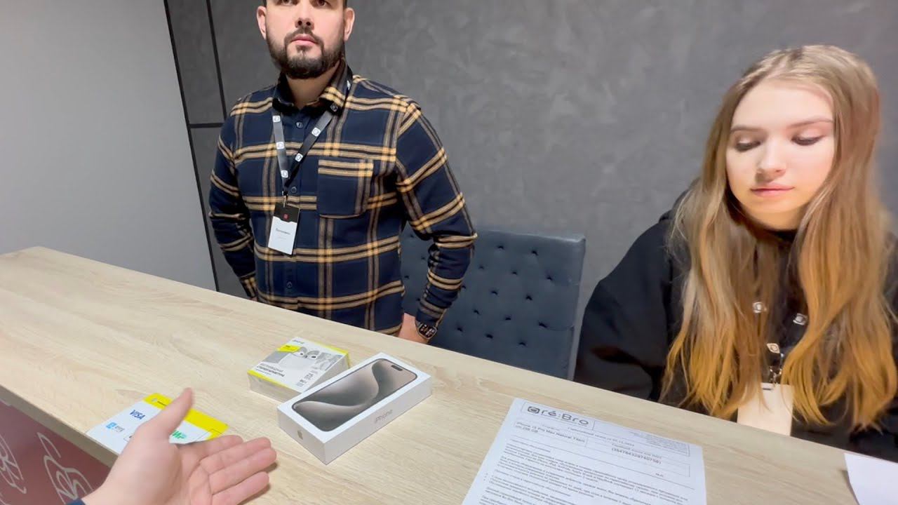 Купил iPhone 15 Pro Max у конкурентов?! И задал неудобные вопросы директору магазина.. смотреть онлайн