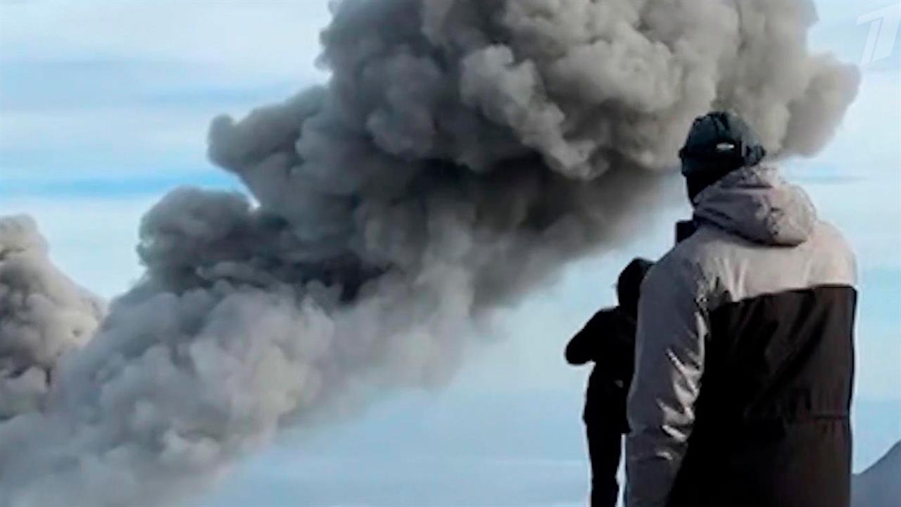 Вулкан Эбеко выбросил столб пепла на высоту в два с половиной километра