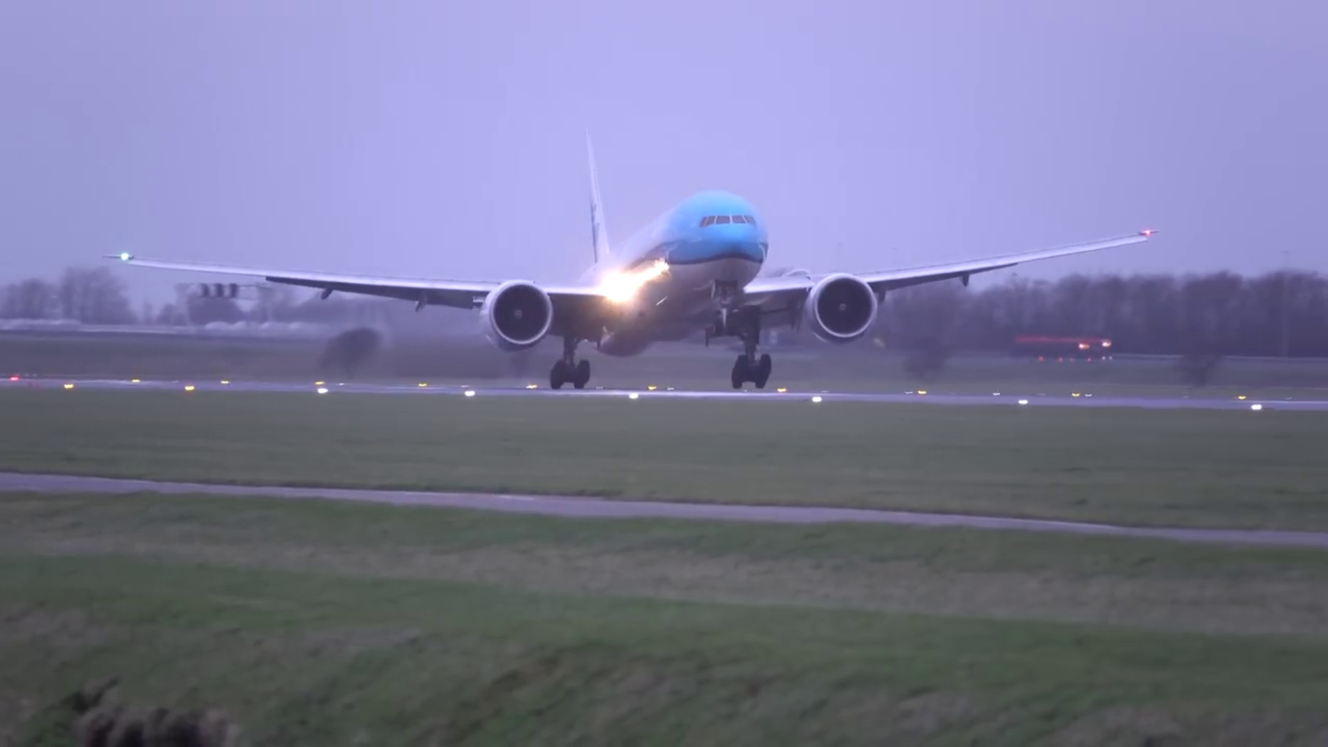 Авиация | Красивый взлет посадка больших пассажирских самолетов | Самолет взлетает в ливень