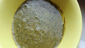 Салат с дыней, фетой, хрустящим беконом и фисташками