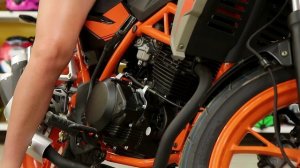 Девушка и мотоцикл FIREGUARD 250