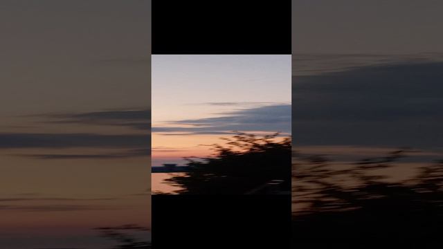 Красивый закат на Волге у Ладьи.