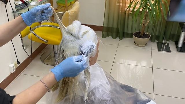 10.39 жемчужный бежевый блонд Обесцвечивание тёмных волос и тонирование в песочный блонд смотреть онлайн