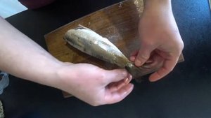 Лайфхаки с едой. Как быстро очистить селедку! Чистим селёдку!
