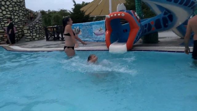 Катаемся на горках и плаваем в бассейнах Аквапарк / Сколько времени Алина была под водой? смотреть онлайн