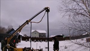 Устанавливаем каркас для забора на винтовых сваях