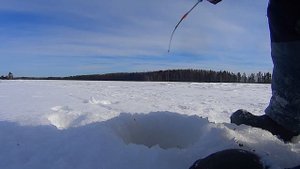 Зимняя рыбалка на северном озере