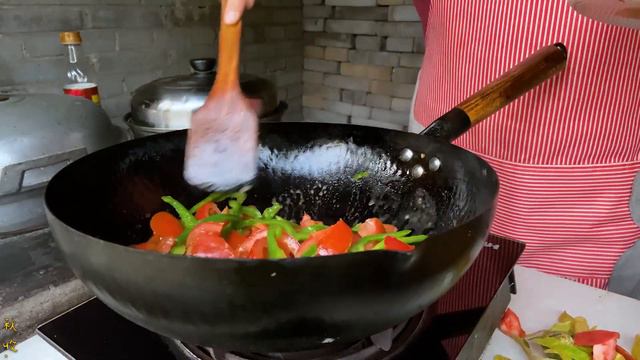【农家的小勇】小勇整俩下饭菜，西红柿炒鸡蛋、萝卜粉条炒肉，配米饭吃真得劲啊