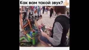 Музыкант играет на водопроводных труб. Вот это мастерство!!!