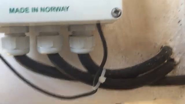 Кабель зарядки батарей для шлюпки висит в воздухе) смотреть онлайн