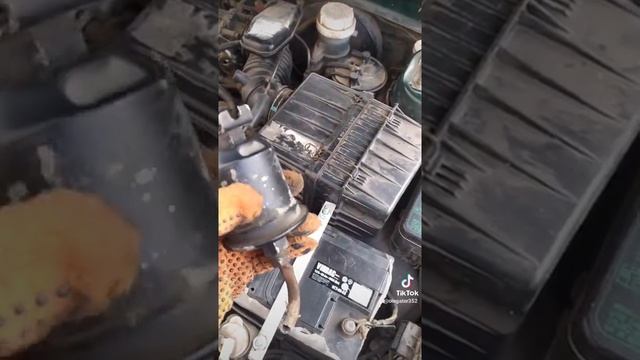 замена топливного фильтра Mitsubishi Lancer 13 .1998года