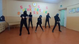 Танец девочек группа "Crazy" танец "Супер пятерочка". Приготовили танец на Посвящение 5 классников