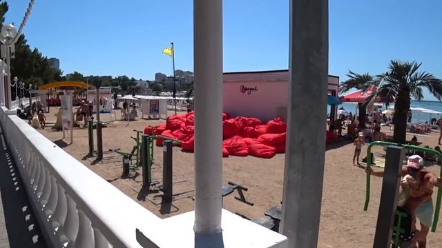 Набережная Геленджика: море, пляжи, кафе, аттракционы // Отдых 2022 смотреть онлайн