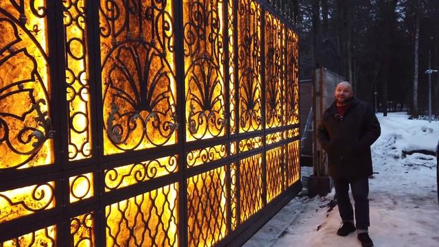 Каменный шпон на улице! Световые столбы, стационарные и откатные ворота.