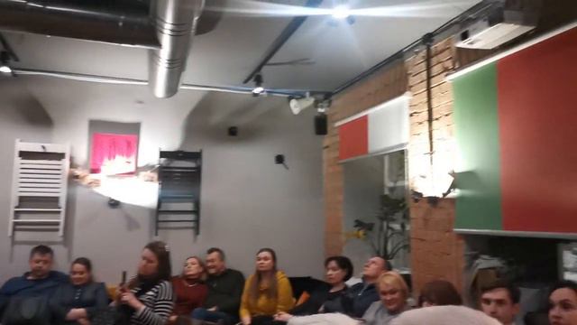 "Беспокойно", автор слов и музыки Виталий Кузьмич, аккомп. С. Антонов, А. Антипов. Урбан хостел.
