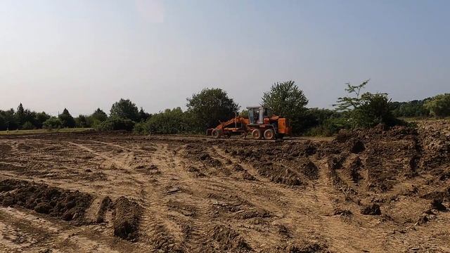 Первый этап подготовки к копке пруда на участке. Покос травы трактором