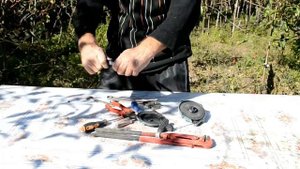 Замена пружины стартера бензопилы