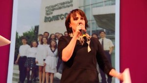 Светлана Саягова импровизирует на юбилейном вечере Натальи Дроздовой