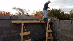 Наносим раствор аккуратно. Выкладываю 9 ряд шлакоблока