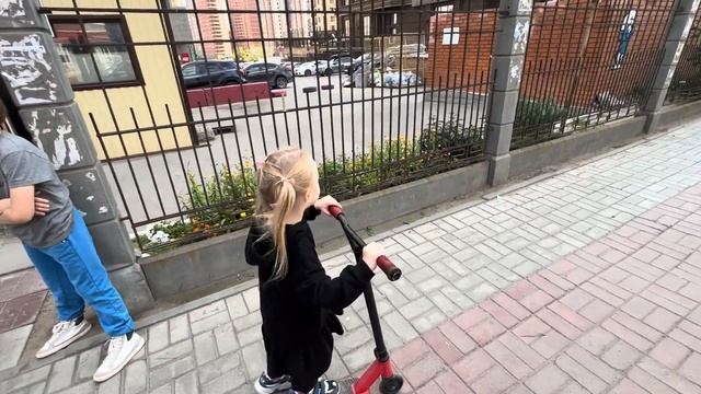 Отправляемся кататься на самокате! Кирыч забрала самокат у Назара смотреть онлайн