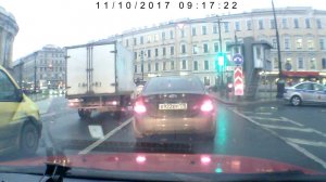 Бычок на тонированной Приоре у769ут178.