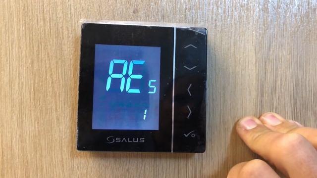 Как сбросить термостат Salus VS10WRF, вернуться к заводским настройкам удалить все данные смотреть онлайн