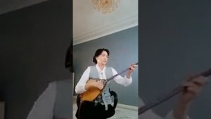 Девушка играет на домбре советские мелодии.Катюша, смуглянка, Надежда.