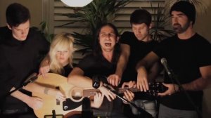 Пять человек играют на одной гитаре!