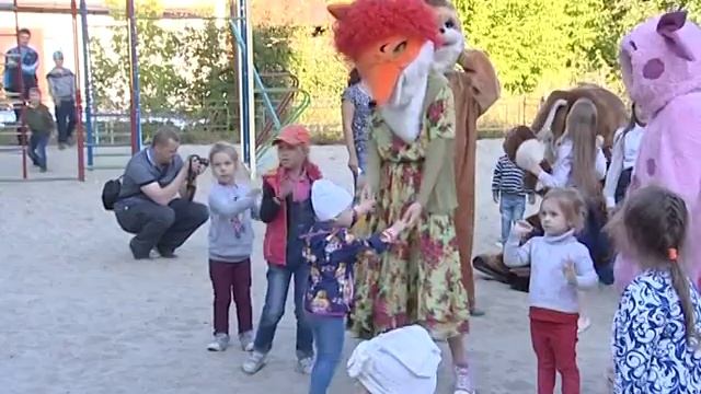 Накануне детей двора домов по улице Льва Толстого радовали сказочные персонажи смотреть онлайн