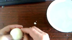 Как просто сварить свежие куриные яйца.
